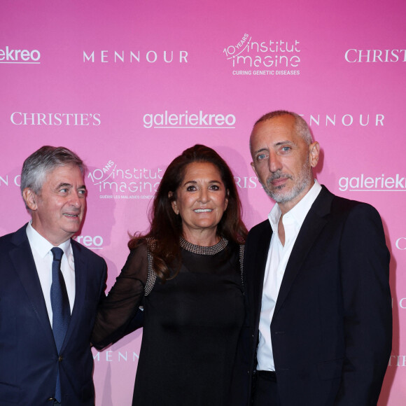 Stanislas Lyonnet, Fati Rosenberg et Gad Elmaleh lors de la soirée de gala "Heroes for Imagine" qui a permis de récolter dix millions d'euros au profit de la recherche contre les maladies génétiques à Paris le 23 septembre 2024. Depuis sa création en 2015, ce gala organisé tous les deux ans au coeur de l'Institut, propose à la vente des oeuvres et des moments d'exception uniques pour soutenir les chercheurs et médecins de l'Institut Imagine, qui oeuvrent au quotidien pour comprendre et guérir les maladies génétiques. Cette vente caritative est fondamentale pour l'avenir d'Imagine. Elle permet d'accélérer ses grands projets stratégiques, de conforter son attractivité, et de répondre aux besoins de la recherche en termes d'équipements et de technologies de pointe, comme en recrutement de talents. En quatre éditions, HEROES for Imagine a permis de lever plus de 22 millions d'euros. Et 2024 est une année toute particulière pour l'Institut Imagine qui fête ses 10 ans mais aussi la cinquième édition d'Heroes, actuellement en pleine préparation ! "Grâce à Heroes, la recherche sur les maladies génétiques s'accélère, quels que soient les obstacles, au bénéfice des enfants malades et de leurs familles. Avec virtuosité et engagement, les chercheurs et les médecins de l'Institut Imagine, pratiquent la meilleure science d'aujourd'hui pour inventer la meilleure médecine de demain" © Dominique Jacovides / Bestimage 