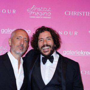 Gad Elmaleh et Redouane Bougheraba lors de la soirée de gala "Heroes for Imagine" qui a permis de récolter dix millions d'euros au profit de la recherche contre les maladies génétiques à Paris le 23 septembre 2024. Depuis sa création en 2015, ce gala organisé tous les deux ans au coeur de l'Institut, propose à la vente des oeuvres et des moments d'exception uniques pour soutenir les chercheurs et médecins de l'Institut Imagine, qui oeuvrent au quotidien pour comprendre et guérir les maladies génétiques. Cette vente caritative est fondamentale pour l'avenir d'Imagine. Elle permet d'accélérer ses grands projets stratégiques, de conforter son attractivité, et de répondre aux besoins de la recherche en termes d'équipements et de technologies de pointe, comme en recrutement de talents. En quatre éditions, HEROES for Imagine a permis de lever plus de 22 millions d'euros. Et 2024 est une année toute particulière pour l'Institut Imagine qui fête ses 10 ans mais aussi la cinquième édition d'Heroes, actuellement en pleine préparation ! "Grâce à Heroes, la recherche sur les maladies génétiques s'accélère, quels que soient les obstacles, au bénéfice des enfants malades et de leurs familles. Avec virtuosité et engagement, les chercheurs et les médecins de l'Institut Imagine, pratiquent la meilleure science d'aujourd'hui pour inventer la meilleure médecine de demain" © Dominique Jacovides / Bestimage 