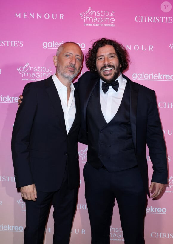 Gad Elmaleh et Redouane Bougheraba lors de la soirée de gala "Heroes for Imagine" qui a permis de récolter dix millions d'euros au profit de la recherche contre les maladies génétiques à Paris le 23 septembre 2024. Depuis sa création en 2015, ce gala organisé tous les deux ans au coeur de l'Institut, propose à la vente des oeuvres et des moments d'exception uniques pour soutenir les chercheurs et médecins de l'Institut Imagine, qui oeuvrent au quotidien pour comprendre et guérir les maladies génétiques. Cette vente caritative est fondamentale pour l'avenir d'Imagine. Elle permet d'accélérer ses grands projets stratégiques, de conforter son attractivité, et de répondre aux besoins de la recherche en termes d'équipements et de technologies de pointe, comme en recrutement de talents. En quatre éditions, HEROES for Imagine a permis de lever plus de 22 millions d'euros. Et 2024 est une année toute particulière pour l'Institut Imagine qui fête ses 10 ans mais aussi la cinquième édition d'Heroes, actuellement en pleine préparation ! "Grâce à Heroes, la recherche sur les maladies génétiques s'accélère, quels que soient les obstacles, au bénéfice des enfants malades et de leurs familles. Avec virtuosité et engagement, les chercheurs et les médecins de l'Institut Imagine, pratiquent la meilleure science d'aujourd'hui pour inventer la meilleure médecine de demain" © Dominique Jacovides / Bestimage 