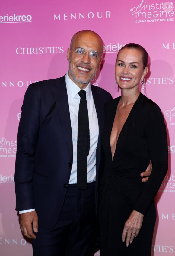 Kamel Mennour et Laeticia Hallyday lors de la soirée de gala "Heroes for Imagine" qui a permis de récolter dix millions d'euros au profit de la recherche contre les maladies génétiques à Paris le 23 septembre 2024. Depuis sa création en 2015, ce gala organisé tous les deux ans au coeur de l'Institut, propose à la vente des oeuvres et des moments d'exception uniques pour soutenir les chercheurs et médecins de l'Institut Imagine, qui oeuvrent au quotidien pour comprendre et guérir les maladies génétiques. Cette vente caritative est fondamentale pour l'avenir d'Imagine. Elle permet d'accélérer ses grands projets stratégiques, de conforter son attractivité, et de répondre aux besoins de la recherche en termes d'équipements et de technologies de pointe, comme en recrutement de talents. En quatre éditions, HEROES for Imagine a permis de lever plus de 22 millions d'euros. Et 2024 est une année toute particulière pour l'Institut Imagine qui fête ses 10 ans mais aussi la cinquième édition d'Heroes, actuellement en pleine préparation ! "Grâce à Heroes, la recherche sur les maladies génétiques s'accélère, quels que soient les obstacles, au bénéfice des enfants malades et de leurs familles. Avec virtuosité et engagement, les chercheurs et les médecins de l'Institut Imagine, pratiquent la meilleure science d'aujourd'hui pour inventer la meilleure médecine de demain" © Dominique Jacovides / Bestimage 