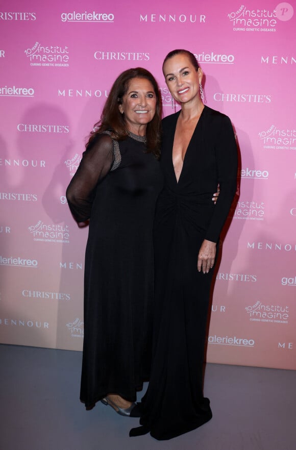 Fati Rosenberg et Laeticia Hallyday lors de la soirée de gala "Heroes for Imagine" qui a permis de récolter dix millions d'euros au profit de la recherche contre les maladies génétiques à Paris le 23 septembre 2024. Depuis sa création en 2015, ce gala organisé tous les deux ans au coeur de l'Institut, propose à la vente des oeuvres et des moments d'exception uniques pour soutenir les chercheurs et médecins de l'Institut Imagine, qui oeuvrent au quotidien pour comprendre et guérir les maladies génétiques. Cette vente caritative est fondamentale pour l'avenir d'Imagine. Elle permet d'accélérer ses grands projets stratégiques, de conforter son attractivité, et de répondre aux besoins de la recherche en termes d'équipements et de technologies de pointe, comme en recrutement de talents. En quatre éditions, HEROES for Imagine a permis de lever plus de 22 millions d'euros. Et 2024 est une année toute particulière pour l'Institut Imagine qui fête ses 10 ans mais aussi la cinquième édition d'Heroes, actuellement en pleine préparation ! "Grâce à Heroes, la recherche sur les maladies génétiques s'accélère, quels que soient les obstacles, au bénéfice des enfants malades et de leurs familles. Avec virtuosité et engagement, les chercheurs et les médecins de l'Institut Imagine, pratiquent la meilleure science d'aujourd'hui pour inventer la meilleure médecine de demain" © Dominique Jacovides / Bestimage 