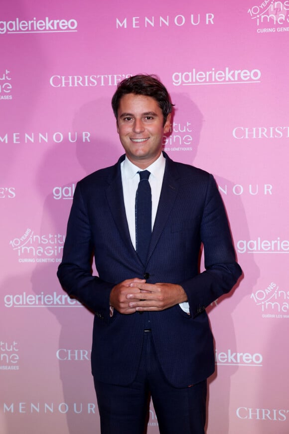 Gabriel Attal lors de la soirée de gala "Heroes for Imagine" qui a permis de récolter dix millions d'euros au profit de la recherche contre les maladies génétiques à Paris le 23 septembre 2024. Depuis sa création en 2015, ce gala organisé tous les deux ans au coeur de l'Institut, propose à la vente des oeuvres et des moments d'exception uniques pour soutenir les chercheurs et médecins de l'Institut Imagine, qui oeuvrent au quotidien pour comprendre et guérir les maladies génétiques. Cette vente caritative est fondamentale pour l'avenir d'Imagine. Elle permet d'accélérer ses grands projets stratégiques, de conforter son attractivité, et de répondre aux besoins de la recherche en termes d'équipements et de technologies de pointe, comme en recrutement de talents. En quatre éditions, HEROES for Imagine a permis de lever plus de 22 millions d'euros. Et 2024 est une année toute particulière pour l'Institut Imagine qui fête ses 10 ans mais aussi la cinquième édition d'Heroes, actuellement en pleine préparation ! "Grâce à Heroes, la recherche sur les maladies génétiques s'accélère, quels que soient les obstacles, au bénéfice des enfants malades et de leurs familles. Avec virtuosité et engagement, les chercheurs et les médecins de l'Institut Imagine, pratiquent la meilleure science d'aujourd'hui pour inventer la meilleure médecine de demain" © Dominique Jacovides / Bestimage 