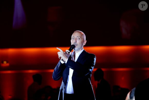 Gad Elmaleh lors de la soirée de gala "Heroes for Imagine" qui a permis de récolter dix millions d'euros au profit de la recherche contre les maladies génétiques à Paris le 23 septembre 2024. Depuis sa création en 2015, ce gala organisé tous les deux ans au coeur de l'Institut, propose à la vente des oeuvres et des moments d'exception uniques pour soutenir les chercheurs et médecins de l'Institut Imagine, qui oeuvrent au quotidien pour comprendre et guérir les maladies génétiques. Cette vente caritative est fondamentale pour l'avenir d'Imagine. Elle permet d'accélérer ses grands projets stratégiques, de conforter son attractivité, et de répondre aux besoins de la recherche en termes d'équipements et de technologies de pointe, comme en recrutement de talents. En quatre éditions, HEROES for Imagine a permis de lever plus de 22 millions d'euros. Et 2024 est une année toute particulière pour l'Institut Imagine qui fête ses 10 ans mais aussi la cinquième édition d'Heroes, actuellement en pleine préparation ! "Grâce à Heroes, la recherche sur les maladies génétiques s'accélère, quels que soient les obstacles, au bénéfice des enfants malades et de leurs familles. Avec virtuosité et engagement, les chercheurs et les médecins de l'Institut Imagine, pratiquent la meilleure science d'aujourd'hui pour inventer la meilleure médecine de demain" © Dominique Jacovides / Bestimage 