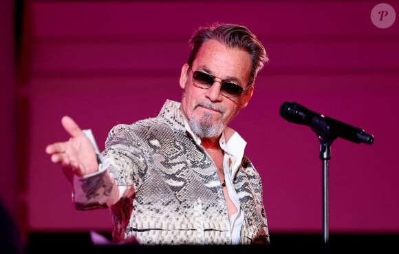 Florent Pagny lors de la soirée de gala "Heroes for Imagine" qui a permis de récolter dix millions d'euros au profit de la recherche contre les maladies génétiques à Paris le 23 septembre 2024. Depuis sa création en 2015, ce gala organisé tous les deux ans au coeur de l'Institut, propose à la vente des oeuvres et des moments d'exception uniques pour soutenir les chercheurs et médecins de l'Institut Imagine, qui oeuvrent au quotidien pour comprendre et guérir les maladies génétiques. Cette vente caritative est fondamentale pour l'avenir d'Imagine. Elle permet d'accélérer ses grands projets stratégiques, de conforter son attractivité, et de répondre aux besoins de la recherche en termes d'équipements et de technologies de pointe, comme en recrutement de talents. En quatre éditions, HEROES for Imagine a permis de lever plus de 22 millions d'euros. Et 2024 est une année toute particulière pour l'Institut Imagine qui fête ses 10 ans mais aussi la cinquième édition d'Heroes, actuellement en pleine préparation ! "Grâce à Heroes, la recherche sur les maladies génétiques s'accélère, quels que soient les obstacles, au bénéfice des enfants malades et de leurs familles. Avec virtuosité et engagement, les chercheurs et les médecins de l'Institut Imagine, pratiquent la meilleure science d'aujourd'hui pour inventer la meilleure médecine de demain" © Dominique Jacovides / Bestimage 