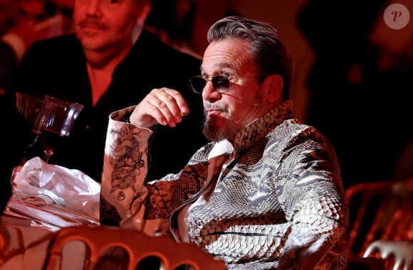 Florent Pagny lors de la soirée de gala "Heroes for Imagine" qui a permis de récolter dix millions d'euros au profit de la recherche contre les maladies génétiques à Paris le 23 septembre 2024. Depuis sa création en 2015, ce gala organisé tous les deux ans au coeur de l'Institut, propose à la vente des oeuvres et des moments d'exception uniques pour soutenir les chercheurs et médecins de l'Institut Imagine, qui oeuvrent au quotidien pour comprendre et guérir les maladies génétiques. Cette vente caritative est fondamentale pour l'avenir d'Imagine. Elle permet d'accélérer ses grands projets stratégiques, de conforter son attractivité, et de répondre aux besoins de la recherche en termes d'équipements et de technologies de pointe, comme en recrutement de talents. En quatre éditions, HEROES for Imagine a permis de lever plus de 22 millions d'euros. Et 2024 est une année toute particulière pour l'Institut Imagine qui fête ses 10 ans mais aussi la cinquième édition d'Heroes, actuellement en pleine préparation ! "Grâce à Heroes, la recherche sur les maladies génétiques s'accélère, quels que soient les obstacles, au bénéfice des enfants malades et de leurs familles. Avec virtuosité et engagement, les chercheurs et les médecins de l'Institut Imagine, pratiquent la meilleure science d'aujourd'hui pour inventer la meilleure médecine de demain" © Dominique Jacovides / Bestimage 