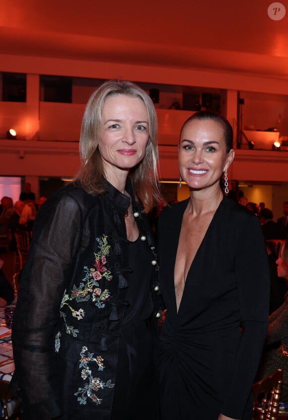 Delphine Arnault et Laeticia Hallyday lors de la soirée de gala "Heroes for Imagine" qui a permis de récolter dix millions d'euros au profit de la recherche contre les maladies génétiques à Paris le 23 septembre 2024. Depuis sa création en 2015, ce gala organisé tous les deux ans au coeur de l'Institut, propose à la vente des oeuvres et des moments d'exception uniques pour soutenir les chercheurs et médecins de l'Institut Imagine, qui oeuvrent au quotidien pour comprendre et guérir les maladies génétiques. Cette vente caritative est fondamentale pour l'avenir d'Imagine. Elle permet d'accélérer ses grands projets stratégiques, de conforter son attractivité, et de répondre aux besoins de la recherche en termes d'équipements et de technologies de pointe, comme en recrutement de talents. En quatre éditions, HEROES for Imagine a permis de lever plus de 22 millions d'euros. Et 2024 est une année toute particulière pour l'Institut Imagine qui fête ses 10 ans mais aussi la cinquième édition d'Heroes, actuellement en pleine préparation ! "Grâce à Heroes, la recherche sur les maladies génétiques s'accélère, quels que soient les obstacles, au bénéfice des enfants malades et de leurs familles. Avec virtuosité et engagement, les chercheurs et les médecins de l'Institut Imagine, pratiquent la meilleure science d'aujourd'hui pour inventer la meilleure médecine de demain" © Dominique Jacovides / Bestimage 