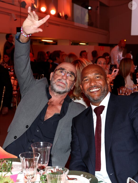 Eric Cantona et Olivier Dacourt lors de la soirée de gala "Heroes for Imagine" qui a permis de récolter dix millions d'euros au profit de la recherche contre les maladies génétiques à Paris le 23 septembre 2024. Depuis sa création en 2015, ce gala organisé tous les deux ans au coeur de l'Institut, propose à la vente des oeuvres et des moments d'exception uniques pour soutenir les chercheurs et médecins de l'Institut Imagine, qui oeuvrent au quotidien pour comprendre et guérir les maladies génétiques. Cette vente caritative est fondamentale pour l'avenir d'Imagine. Elle permet d'accélérer ses grands projets stratégiques, de conforter son attractivité, et de répondre aux besoins de la recherche en termes d'équipements et de technologies de pointe, comme en recrutement de talents. En quatre éditions, HEROES for Imagine a permis de lever plus de 22 millions d'euros. Et 2024 est une année toute particulière pour l'Institut Imagine qui fête ses 10 ans mais aussi la cinquième édition d'Heroes, actuellement en pleine préparation ! "Grâce à Heroes, la recherche sur les maladies génétiques s'accélère, quels que soient les obstacles, au bénéfice des enfants malades et de leurs familles. Avec virtuosité et engagement, les chercheurs et les médecins de l'Institut Imagine, pratiquent la meilleure science d'aujourd'hui pour inventer la meilleure médecine de demain" © Dominique Jacovides / Bestimage 