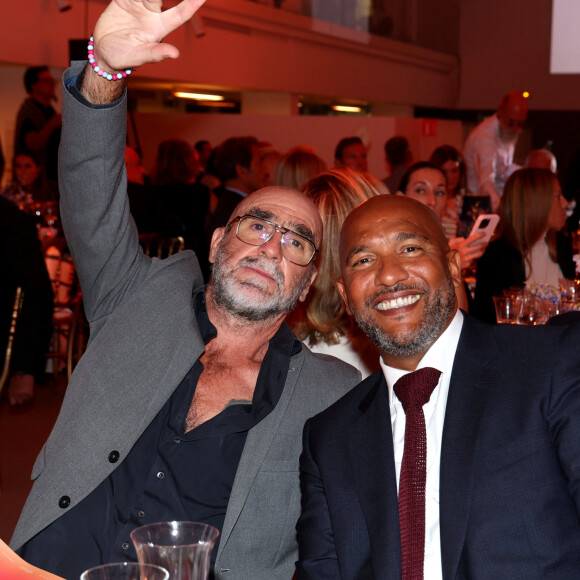 Eric Cantona et Olivier Dacourt lors de la soirée de gala "Heroes for Imagine" qui a permis de récolter dix millions d'euros au profit de la recherche contre les maladies génétiques à Paris le 23 septembre 2024. Depuis sa création en 2015, ce gala organisé tous les deux ans au coeur de l'Institut, propose à la vente des oeuvres et des moments d'exception uniques pour soutenir les chercheurs et médecins de l'Institut Imagine, qui oeuvrent au quotidien pour comprendre et guérir les maladies génétiques. Cette vente caritative est fondamentale pour l'avenir d'Imagine. Elle permet d'accélérer ses grands projets stratégiques, de conforter son attractivité, et de répondre aux besoins de la recherche en termes d'équipements et de technologies de pointe, comme en recrutement de talents. En quatre éditions, HEROES for Imagine a permis de lever plus de 22 millions d'euros. Et 2024 est une année toute particulière pour l'Institut Imagine qui fête ses 10 ans mais aussi la cinquième édition d'Heroes, actuellement en pleine préparation ! "Grâce à Heroes, la recherche sur les maladies génétiques s'accélère, quels que soient les obstacles, au bénéfice des enfants malades et de leurs familles. Avec virtuosité et engagement, les chercheurs et les médecins de l'Institut Imagine, pratiquent la meilleure science d'aujourd'hui pour inventer la meilleure médecine de demain" © Dominique Jacovides / Bestimage 