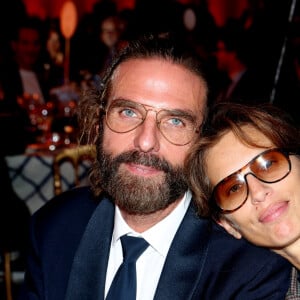 John Nollet et Maïwenn lors de la soirée de gala "Heroes for Imagine" qui a permis de récolter dix millions d'euros au profit de la recherche contre les maladies génétiques à Paris le 23 septembre 2024. Depuis sa création en 2015, ce gala organisé tous les deux ans au coeur de l'Institut, propose à la vente des oeuvres et des moments d'exception uniques pour soutenir les chercheurs et médecins de l'Institut Imagine, qui oeuvrent au quotidien pour comprendre et guérir les maladies génétiques. Cette vente caritative est fondamentale pour l'avenir d'Imagine. Elle permet d'accélérer ses grands projets stratégiques, de conforter son attractivité, et de répondre aux besoins de la recherche en termes d'équipements et de technologies de pointe, comme en recrutement de talents. En quatre éditions, HEROES for Imagine a permis de lever plus de 22 millions d'euros. Et 2024 est une année toute particulière pour l'Institut Imagine qui fête ses 10 ans mais aussi la cinquième édition d'Heroes, actuellement en pleine préparation ! "Grâce à Heroes, la recherche sur les maladies génétiques s'accélère, quels que soient les obstacles, au bénéfice des enfants malades et de leurs familles. Avec virtuosité et engagement, les chercheurs et les médecins de l'Institut Imagine, pratiquent la meilleure science d'aujourd'hui pour inventer la meilleure médecine de demain" © Dominique Jacovides / Bestimage 