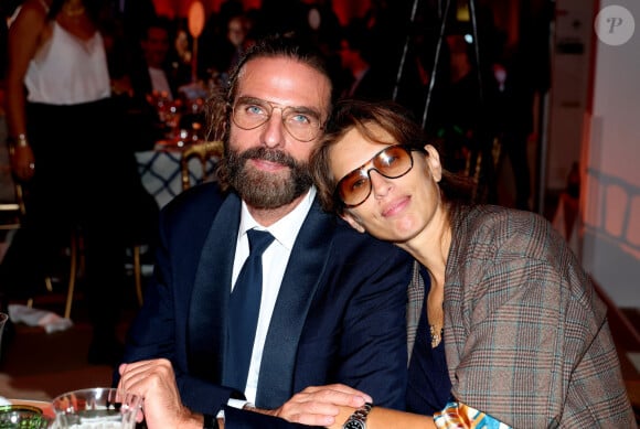 John Nollet et Maïwenn lors de la soirée de gala "Heroes for Imagine" qui a permis de récolter dix millions d'euros au profit de la recherche contre les maladies génétiques à Paris le 23 septembre 2024. Depuis sa création en 2015, ce gala organisé tous les deux ans au coeur de l'Institut, propose à la vente des oeuvres et des moments d'exception uniques pour soutenir les chercheurs et médecins de l'Institut Imagine, qui oeuvrent au quotidien pour comprendre et guérir les maladies génétiques. Cette vente caritative est fondamentale pour l'avenir d'Imagine. Elle permet d'accélérer ses grands projets stratégiques, de conforter son attractivité, et de répondre aux besoins de la recherche en termes d'équipements et de technologies de pointe, comme en recrutement de talents. En quatre éditions, HEROES for Imagine a permis de lever plus de 22 millions d'euros. Et 2024 est une année toute particulière pour l'Institut Imagine qui fête ses 10 ans mais aussi la cinquième édition d'Heroes, actuellement en pleine préparation ! "Grâce à Heroes, la recherche sur les maladies génétiques s'accélère, quels que soient les obstacles, au bénéfice des enfants malades et de leurs familles. Avec virtuosité et engagement, les chercheurs et les médecins de l'Institut Imagine, pratiquent la meilleure science d'aujourd'hui pour inventer la meilleure médecine de demain" © Dominique Jacovides / Bestimage 