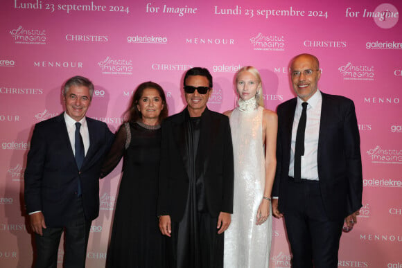 Stanislas Lyonnet, Fati Rosenberg, Omar Harfouch et sa femme Yulia Lobova, Kamel Mennour - Soirée de gala "Heroes for Imagine" qui a permis de récolter dix millions d'euros au profit de la recherche contre les maladies génétiques à Paris le 23 septembre 2024. Depuis sa création en 2015, ce gala organisé tous les deux ans au coeur de l'Institut, propose à la vente des oeuvres et des moments d'exception uniques pour soutenir les chercheurs et médecins de l'Institut Imagine, qui oeuvrent au quotidien pour comprendre et guérir les maladies génétiques. Cette vente caritative est fondamentale pour l'avenir d'Imagine. Elle permet d'accélérer ses grands projets stratégiques, de conforter son attractivité, et de répondre aux besoins de la recherche en termes d'équipements et de technologies de pointe, comme en recrutement de talents. En quatre éditions, HEROES for Imagine a permis de lever plus de 22 millions d'euros. Et 2024 est une année toute particulière pour l'Institut Imagine qui fête ses 10 ans mais aussi la cinquième édition d'Heroes, actuellement en pleine préparation ! "Grâce à Heroes, la recherche sur les maladies génétiques s'accélère, quels que soient les obstacles, au bénéfice des enfants malades et de leurs familles. Avec virtuosité et engagement, les chercheurs et les médecins de l'Institut Imagine, pratiquent la meilleure science d'aujourd'hui pour inventer la meilleure médecine de demain" © Dominique Jacovides / Bestimage 