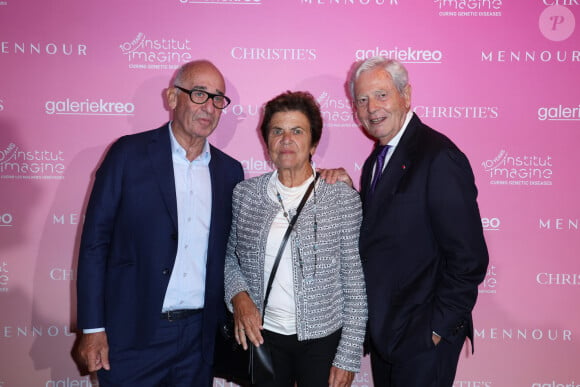 Didier Krzentowski, Christiane et Philippe Houzé - Soirée de gala "Heroes for Imagine" qui a permis de récolter dix millions d'euros au profit de la recherche contre les maladies génétiques à Paris le 23 septembre 2024. Depuis sa création en 2015, ce gala organisé tous les deux ans au coeur de l'Institut, propose à la vente des oeuvres et des moments d'exception uniques pour soutenir les chercheurs et médecins de l'Institut Imagine, qui oeuvrent au quotidien pour comprendre et guérir les maladies génétiques. Cette vente caritative est fondamentale pour l'avenir d'Imagine. Elle permet d'accélérer ses grands projets stratégiques, de conforter son attractivité, et de répondre aux besoins de la recherche en termes d'équipements et de technologies de pointe, comme en recrutement de talents. En quatre éditions, HEROES for Imagine a permis de lever plus de 22 millions d'euros. Et 2024 est une année toute particulière pour l'Institut Imagine qui fête ses 10 ans mais aussi la cinquième édition d'Heroes, actuellement en pleine préparation ! "Grâce à Heroes, la recherche sur les maladies génétiques s'accélère, quels que soient les obstacles, au bénéfice des enfants malades et de leurs familles. Avec virtuosité et engagement, les chercheurs et les médecins de l'Institut Imagine, pratiquent la meilleure science d'aujourd'hui pour inventer la meilleure médecine de demain" © Dominique Jacovides / Bestimage 