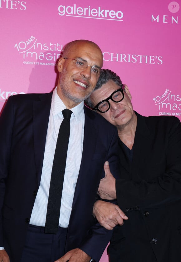 Kamel Mennour, Marc Lavoine - Soirée de gala "Heroes for Imagine" qui a permis de récolter dix millions d'euros au profit de la recherche contre les maladies génétiques à Paris le 23 septembre 2024. Depuis sa création en 2015, ce gala organisé tous les deux ans au coeur de l'Institut, propose à la vente des oeuvres et des moments d'exception uniques pour soutenir les chercheurs et médecins de l'Institut Imagine, qui oeuvrent au quotidien pour comprendre et guérir les maladies génétiques. Cette vente caritative est fondamentale pour l'avenir d'Imagine. Elle permet d'accélérer ses grands projets stratégiques, de conforter son attractivité, et de répondre aux besoins de la recherche en termes d'équipements et de technologies de pointe, comme en recrutement de talents. En quatre éditions, HEROES for Imagine a permis de lever plus de 22 millions d'euros. Et 2024 est une année toute particulière pour l'Institut Imagine qui fête ses 10 ans mais aussi la cinquième édition d'Heroes, actuellement en pleine préparation ! "Grâce à Heroes, la recherche sur les maladies génétiques s'accélère, quels que soient les obstacles, au bénéfice des enfants malades et de leurs familles. Avec virtuosité et engagement, les chercheurs et les médecins de l'Institut Imagine, pratiquent la meilleure science d'aujourd'hui pour inventer la meilleure médecine de demain" © Dominique Jacovides / Bestimage 