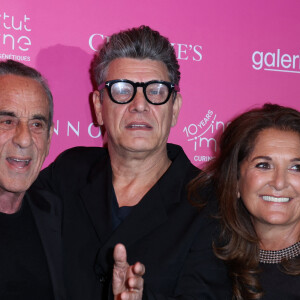 Thierry Ardisson, Marc Lavoine, Fati Rosenberg - Soirée de gala "Heroes for Imagine" qui a permis de récolter dix millions d'euros au profit de la recherche contre les maladies génétiques à Paris le 23 septembre 2024. Depuis sa création en 2015, ce gala organisé tous les deux ans au coeur de l'Institut, propose à la vente des oeuvres et des moments d'exception uniques pour soutenir les chercheurs et médecins de l'Institut Imagine, qui oeuvrent au quotidien pour comprendre et guérir les maladies génétiques. Cette vente caritative est fondamentale pour l'avenir d'Imagine. Elle permet d'accélérer ses grands projets stratégiques, de conforter son attractivité, et de répondre aux besoins de la recherche en termes d'équipements et de technologies de pointe, comme en recrutement de talents. En quatre éditions, HEROES for Imagine a permis de lever plus de 22 millions d'euros. Et 2024 est une année toute particulière pour l'Institut Imagine qui fête ses 10 ans mais aussi la cinquième édition d'Heroes, actuellement en pleine préparation ! "Grâce à Heroes, la recherche sur les maladies génétiques s'accélère, quels que soient les obstacles, au bénéfice des enfants malades et de leurs familles. Avec virtuosité et engagement, les chercheurs et les médecins de l'Institut Imagine, pratiquent la meilleure science d'aujourd'hui pour inventer la meilleure médecine de demain" © Dominique Jacovides / Bestimage 