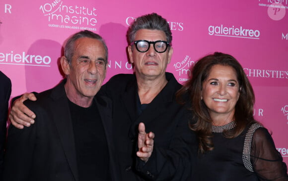 Thierry Ardisson, Marc Lavoine, Fati Rosenberg - Soirée de gala "Heroes for Imagine" qui a permis de récolter dix millions d'euros au profit de la recherche contre les maladies génétiques à Paris le 23 septembre 2024. Depuis sa création en 2015, ce gala organisé tous les deux ans au coeur de l'Institut, propose à la vente des oeuvres et des moments d'exception uniques pour soutenir les chercheurs et médecins de l'Institut Imagine, qui oeuvrent au quotidien pour comprendre et guérir les maladies génétiques. Cette vente caritative est fondamentale pour l'avenir d'Imagine. Elle permet d'accélérer ses grands projets stratégiques, de conforter son attractivité, et de répondre aux besoins de la recherche en termes d'équipements et de technologies de pointe, comme en recrutement de talents. En quatre éditions, HEROES for Imagine a permis de lever plus de 22 millions d'euros. Et 2024 est une année toute particulière pour l'Institut Imagine qui fête ses 10 ans mais aussi la cinquième édition d'Heroes, actuellement en pleine préparation ! "Grâce à Heroes, la recherche sur les maladies génétiques s'accélère, quels que soient les obstacles, au bénéfice des enfants malades et de leurs familles. Avec virtuosité et engagement, les chercheurs et les médecins de l'Institut Imagine, pratiquent la meilleure science d'aujourd'hui pour inventer la meilleure médecine de demain" © Dominique Jacovides / Bestimage 