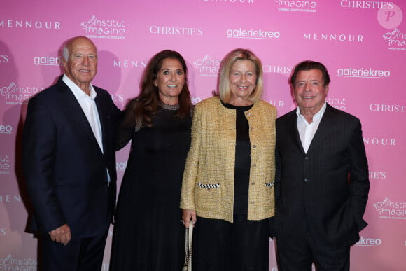 Sergio Gobi, Fati Rosenberg, Corinne Bouygues, Michel Rosenberg - Soirée de gala "Heroes for Imagine" qui a permis de récolter dix millions d'euros au profit de la recherche contre les maladies génétiques à Paris le 23 septembre 2024. Depuis sa création en 2015, ce gala organisé tous les deux ans au coeur de l'Institut, propose à la vente des oeuvres et des moments d'exception uniques pour soutenir les chercheurs et médecins de l'Institut Imagine, qui oeuvrent au quotidien pour comprendre et guérir les maladies génétiques. Cette vente caritative est fondamentale pour l'avenir d'Imagine. Elle permet d'accélérer ses grands projets stratégiques, de conforter son attractivité, et de répondre aux besoins de la recherche en termes d'équipements et de technologies de pointe, comme en recrutement de talents. En quatre éditions, HEROES for Imagine a permis de lever plus de 22 millions d'euros. Et 2024 est une année toute particulière pour l'Institut Imagine qui fête ses 10 ans mais aussi la cinquième édition d'Heroes, actuellement en pleine préparation ! "Grâce à Heroes, la recherche sur les maladies génétiques s'accélère, quels que soient les obstacles, au bénéfice des enfants malades et de leurs familles. Avec virtuosité et engagement, les chercheurs et les médecins de l'Institut Imagine, pratiquent la meilleure science d'aujourd'hui pour inventer la meilleure médecine de demain" © Dominique Jacovides / Bestimage 