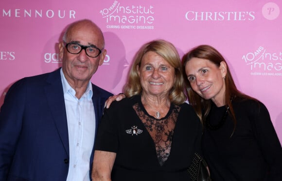 Didier Krzentowski, Catherine Pastor et Clémence Krzentowski - Soirée de gala "Heroes for Imagine" qui a permis de récolter dix millions d'euros au profit de la recherche contre les maladies génétiques à Paris le 23 septembre 2024. Depuis sa création en 2015, ce gala organisé tous les deux ans au coeur de l'Institut, propose à la vente des oeuvres et des moments d'exception uniques pour soutenir les chercheurs et médecins de l'Institut Imagine, qui oeuvrent au quotidien pour comprendre et guérir les maladies génétiques. Cette vente caritative est fondamentale pour l'avenir d'Imagine. Elle permet d'accélérer ses grands projets stratégiques, de conforter son attractivité, et de répondre aux besoins de la recherche en termes d'équipements et de technologies de pointe, comme en recrutement de talents. En quatre éditions, HEROES for Imagine a permis de lever plus de 22 millions d'euros. Et 2024 est une année toute particulière pour l'Institut Imagine qui fête ses 10 ans mais aussi la cinquième édition d'Heroes, actuellement en pleine préparation ! "Grâce à Heroes, la recherche sur les maladies génétiques s'accélère, quels que soient les obstacles, au bénéfice des enfants malades et de leurs familles. Avec virtuosité et engagement, les chercheurs et les médecins de l'Institut Imagine, pratiquent la meilleure science d'aujourd'hui pour inventer la meilleure médecine de demain" © Dominique Jacovides / Bestimage 