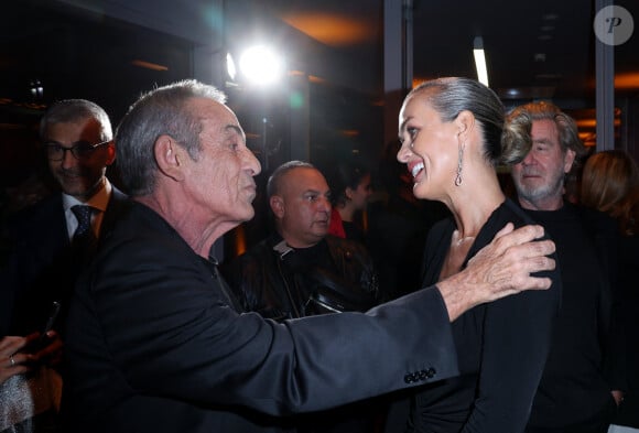 Thierry Ardisson et Laeticia Hallyday - Soirée de gala "Heroes for Imagine" qui a permis de récolter dix millions d'euros au profit de la recherche contre les maladies génétiques à Paris le 23 septembre 2024. Depuis sa création en 2015, ce gala organisé tous les deux ans au coeur de l'Institut, propose à la vente des oeuvres et des moments d'exception uniques pour soutenir les chercheurs et médecins de l'Institut Imagine, qui oeuvrent au quotidien pour comprendre et guérir les maladies génétiques. Cette vente caritative est fondamentale pour l'avenir d'Imagine. Elle permet d'accélérer ses grands projets stratégiques, de conforter son attractivité, et de répondre aux besoins de la recherche en termes d'équipements et de technologies de pointe, comme en recrutement de talents. En quatre éditions, HEROES for Imagine a permis de lever plus de 22 millions d'euros. Et 2024 est une année toute particulière pour l'Institut Imagine qui fête ses 10 ans mais aussi la cinquième édition d'Heroes, actuellement en pleine préparation ! "Grâce à Heroes, la recherche sur les maladies génétiques s'accélère, quels que soient les obstacles, au bénéfice des enfants malades et de leurs familles. Avec virtuosité et engagement, les chercheurs et les médecins de l'Institut Imagine, pratiquent la meilleure science d'aujourd'hui pour inventer la meilleure médecine de demain" © Dominique Jacovides / Bestimage 