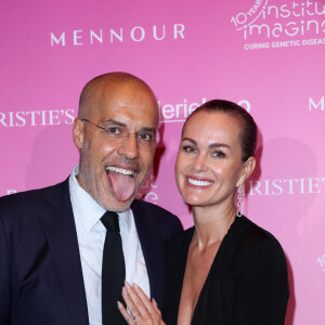 Kamel Mennour et Laeticia Hallyday - Soirée de gala "Heroes for Imagine" qui a permis de récolter dix millions d'euros au profit de la recherche contre les maladies génétiques à Paris le 23 septembre 2024. Depuis sa création en 2015, ce gala organisé tous les deux ans au coeur de l'Institut, propose à la vente des oeuvres et des moments d'exception uniques pour soutenir les chercheurs et médecins de l'Institut Imagine, qui oeuvrent au quotidien pour comprendre et guérir les maladies génétiques. Cette vente caritative est fondamentale pour l'avenir d'Imagine. Elle permet d'accélérer ses grands projets stratégiques, de conforter son attractivité, et de répondre aux besoins de la recherche en termes d'équipements et de technologies de pointe, comme en recrutement de talents. En quatre éditions, HEROES for Imagine a permis de lever plus de 22 millions d'euros. Et 2024 est une année toute particulière pour l'Institut Imagine qui fête ses 10 ans mais aussi la cinquième édition d'Heroes, actuellement en pleine préparation ! "Grâce à Heroes, la recherche sur les maladies génétiques s'accélère, quels que soient les obstacles, au bénéfice des enfants malades et de leurs familles. Avec virtuosité et engagement, les chercheurs et les médecins de l'Institut Imagine, pratiquent la meilleure science d'aujourd'hui pour inventer la meilleure médecine de demain" © Dominique Jacovides / Bestimage 