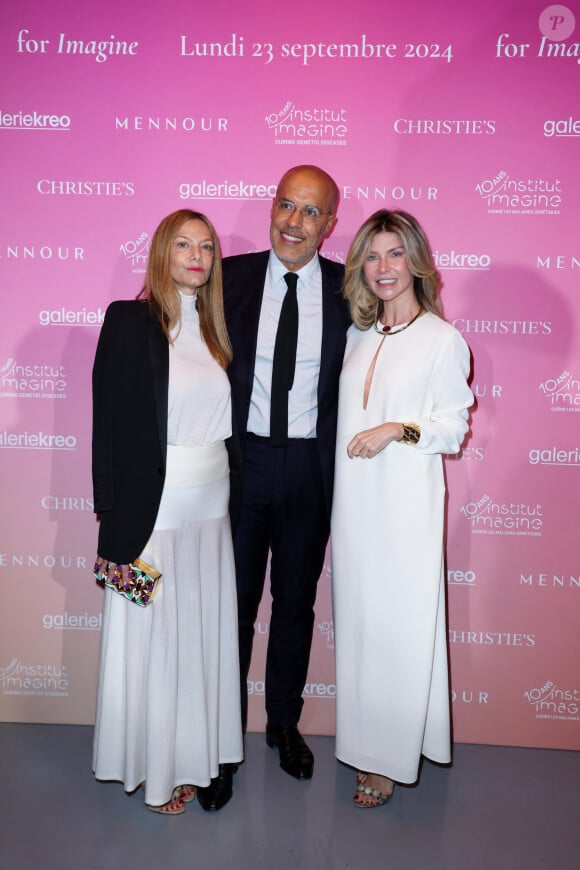 Kamel Mennour et guest - Soirée de gala "Heroes for Imagine" qui a permis de récolter dix millions d'euros au profit de la recherche contre les maladies génétiques à Paris le 23 septembre 2024. Depuis sa création en 2015, ce gala organisé tous les deux ans au coeur de l'Institut, propose à la vente des oeuvres et des moments d'exception uniques pour soutenir les chercheurs et médecins de l'Institut Imagine, qui oeuvrent au quotidien pour comprendre et guérir les maladies génétiques. Cette vente caritative est fondamentale pour l'avenir d'Imagine. Elle permet d'accélérer ses grands projets stratégiques, de conforter son attractivité, et de répondre aux besoins de la recherche en termes d'équipements et de technologies de pointe, comme en recrutement de talents. En quatre éditions, HEROES for Imagine a permis de lever plus de 22 millions d'euros. Et 2024 est une année toute particulière pour l'Institut Imagine qui fête ses 10 ans mais aussi la cinquième édition d'Heroes, actuellement en pleine préparation ! "Grâce à Heroes, la recherche sur les maladies génétiques s'accélère, quels que soient les obstacles, au bénéfice des enfants malades et de leurs familles. Avec virtuosité et engagement, les chercheurs et les médecins de l'Institut Imagine, pratiquent la meilleure science d'aujourd'hui pour inventer la meilleure médecine de demain" © Dominique Jacovides / Bestimage 