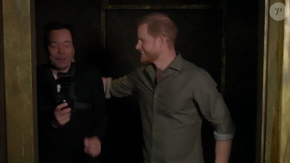 A l'approche d'Halloween, le prince Harry a été l'invité de Jimmy Fallon à New York. Et le présentateur emblématique du "Tonight Show" lui a fait une petite surprise...
Jimmy Fallon et le prince Harry se sont mis dans l'esprit d'Halloween lors de l'épisode de jeudi du Tonight Show de NBC. Harry a crié et sauté en traversant le nouveau labyrinthe hanté de Jimmy Fallon, baptisé "Jimmy Fallon's Tonightmares", au Rockefeller Center à New York