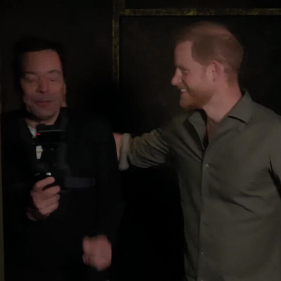 A l'approche d'Halloween, le prince Harry a été l'invité de Jimmy Fallon à New York. Et le présentateur emblématique du "Tonight Show" lui a fait une petite surprise...
Jimmy Fallon et le prince Harry se sont mis dans l'esprit d'Halloween lors de l'épisode de jeudi du Tonight Show de NBC. Harry a crié et sauté en traversant le nouveau labyrinthe hanté de Jimmy Fallon, baptisé "Jimmy Fallon's Tonightmares", au Rockefeller Center à New York