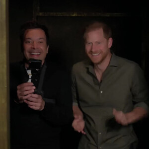 Jimmy Fallon et le prince Harry se sont mis dans l'esprit d'Halloween lors de l'épisode de jeudi du Tonight Show de NBC. Harry a crié et sauté en traversant le nouveau labyrinthe hanté de Jimmy Fallon, baptisé "Jimmy Fallon's Tonightmares", au Rockefeller Center à New York