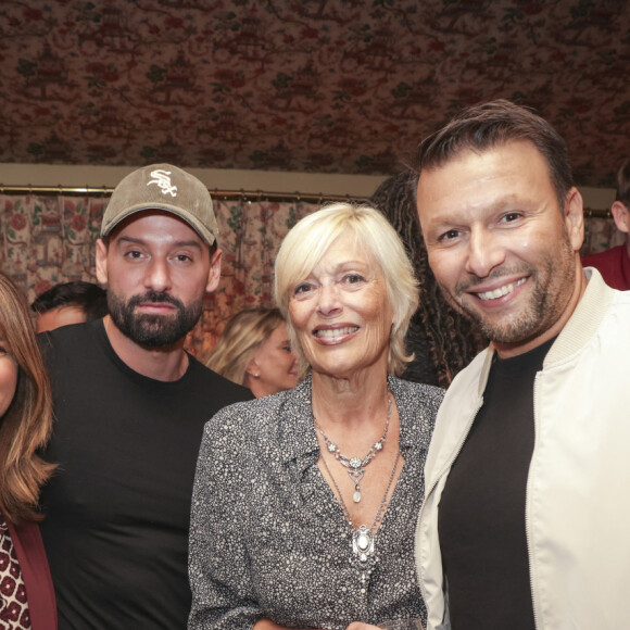 Exclusif - Valérie Benaim, Hugo Manos, Dominique La maman de Géraldine Maillet, Raymond Aabou - Séance de dédicace du nouveau livre de Géraldine Maillet "Ma Minuscule" qui raconte la découverte de la maladie d'Alzheimer de sa grand-mère maternelle, pour ses amis, (avant la sortie en librairie le 25 septembre) au Marta (le bar du Fouquet's) à Paris le 24 septembre 2024. © Jack Tribeca / Bestimage 