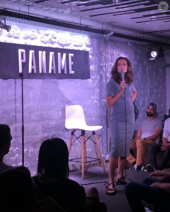 Marine Leonardi a fait ses débuts au Paname Art Café
Marine Leonardi sur la scène du Paname à Paris. Août 2022.