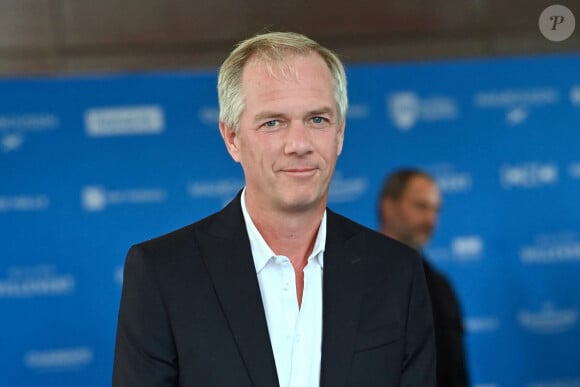 Julien Arnaud, quant à lui, a décidé d'avoir une discussion avec le journaliste afin d'apaiser les tensions...
Julien Arnaud assiste au photocall de L'Homme de Pekin dans le cadre du 16e Festival du film d'Angoulême le 25 août 2023 à Angoulême, France. Photo par Franck Castel/ABACAPRESS.COM