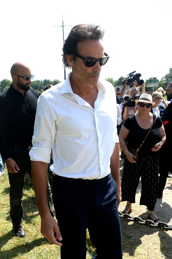 Anthony Delon et son demi-frère Alain-Fabien découvrent les hommages devant les grilles de la propriété de Douchy, quelques heures avant les obsèques de leur père, A.Delon, le 24 août 2024. Décédé le 18 août 2024, l'acteur a rendu son dernier souffle, entouré des siens dans sa propriété de Douchy, où il sera inhumé, le 24 août 2024 vers 17 heures dans une chapelle, construite il y a une vingtaine d'années. 