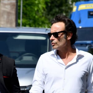 Anthony Delon et son demi-frère Alain-Fabien découvrent les hommages devant les grilles de la propriété de Douchy, quelques heures avant les obsèques de leur père, A.Delon, le 24 août 2024. Décédé le 18 août 2024, l'acteur a rendu son dernier souffle, entouré des siens dans sa propriété de Douchy, où il sera inhumé, le 24 août 2024 vers 17 heures dans une chapelle, construite il y a une vingtaine d'années. 