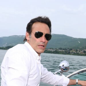 Exclusif - Rendez-vous avec Anthony Delon, en promenade en Riva sur le lac du Bourget à Aix-les-Bains, à l'occasion de la 3ème Edition du Cinéma Français et de la Gastronomie. Le 8 juin 2024 © Denis Guignebourg / Bestimage 