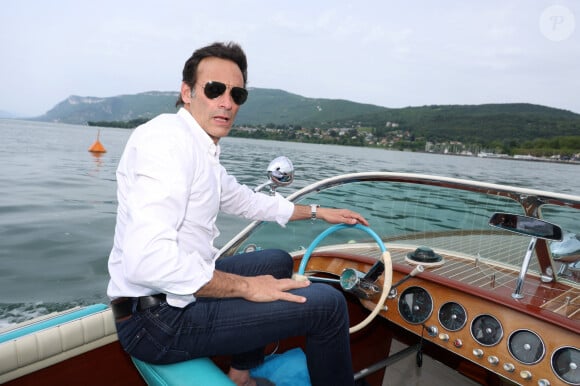 Exclusif - Rendez-vous avec Anthony Delon, en promenade en Riva sur le lac du Bourget à Aix-les-Bains, à l'occasion de la 3ème Edition du Cinéma Français et de la Gastronomie. Le 8 juin 2024 © Denis Guignebourg / Bestimage 