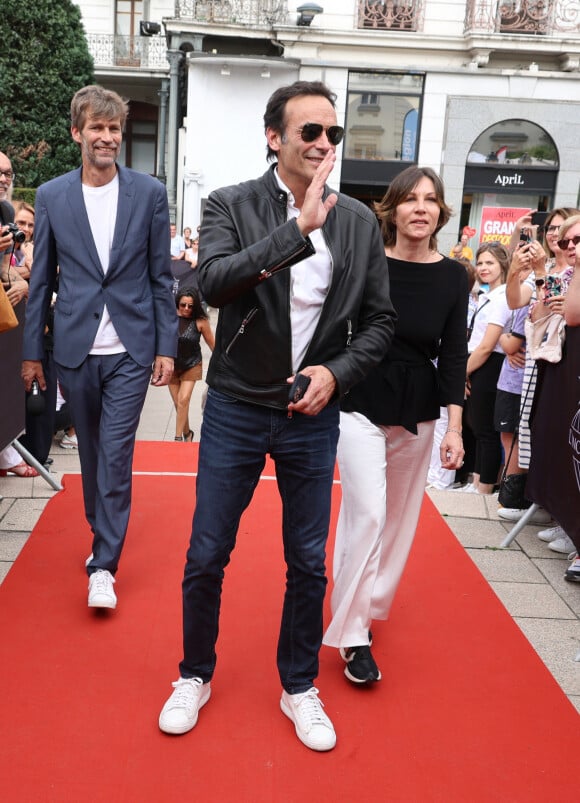 Exclusif - Anthony Delon et Mathilde Seigner - Arrivées au photocall de la 3ème édition du Festival du Cinéma Français et de la Gastronomie d'Aix-les-Bains. Le 8 juin 2024 © Denis Guignebourg / Bestimage 