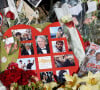 De nouvelles images ont également été partagées via le compte officiel dédié à cet événement.
Fleurs et messages déposés par les fans devant la propriété d'Alain Delon à quelques heures des obsèques de l'acteur qui auront lieu dans la chapelle à l'intérieur de sa propriété à Douchy-Montcorbon le 24 août 2024. 