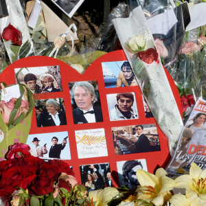 De nouvelles images ont également été partagées via le compte officiel dédié à cet événement.
Fleurs et messages déposés par les fans devant la propriété d'Alain Delon à quelques heures des obsèques de l'acteur qui auront lieu dans la chapelle à l'intérieur de sa propriété à Douchy-Montcorbon le 24 août 2024. 