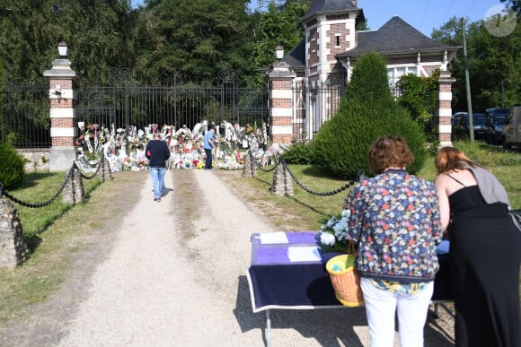 On découvre ainsi que 80 musiciens live rejoueront les plus grands titres des succès qui ont forgé la carrière d'Alain Delon.
Les hommages se multiplient devant l'entrée de la maison de Alain Delon à Douchy le 22 août 2024. 