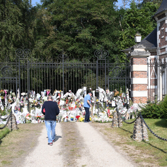 On découvre ainsi que 80 musiciens live rejoueront les plus grands titres des succès qui ont forgé la carrière d'Alain Delon.
Les hommages se multiplient devant l'entrée de la maison de Alain Delon à Douchy le 22 août 2024. 