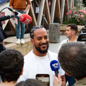 Exclusif - Slimane interprète sa nouvelle chanson "Résister" sur le parvis de Notre-Dame à Paris. Le 6 juin 2024. © Christophe Clovis / Bestimage