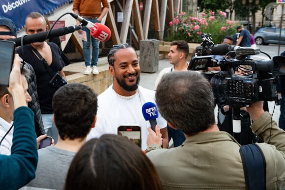 Exclusif - Slimane interprète sa nouvelle chanson "Résister" sur le parvis de Notre-Dame à Paris. Le 6 juin 2024. © Christophe Clovis / Bestimage