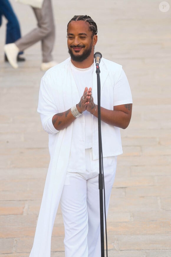 Exclusif - Slimane interprète sa nouvelle chanson "Résister" sur le parvis de Notre-Dame à Paris. Le 6 juin 2024. © Christophe Clovis / Bestimage