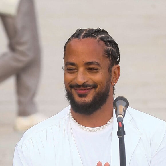 Exclusif - Slimane interprète sa nouvelle chanson "Résister" sur le parvis de Notre-Dame à Paris. Le 6 juin 2024. © Christophe Clovis / Bestimage