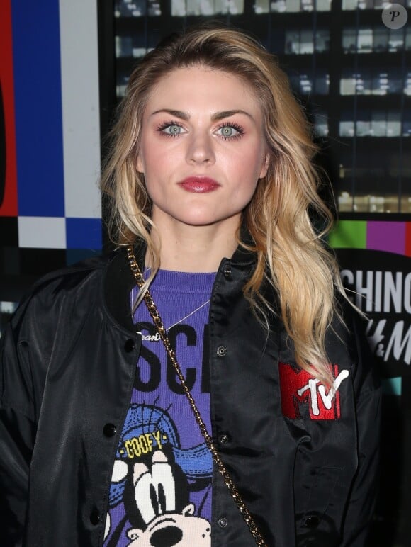 Sa mère est Frances Bean Cobain, la fille de Kurt Cobain, leader de Nirvana.
Frances Bean Cobain au défilé de mode Moschino x H&M au Pier 36 à New York, le 24 octobre 2018 