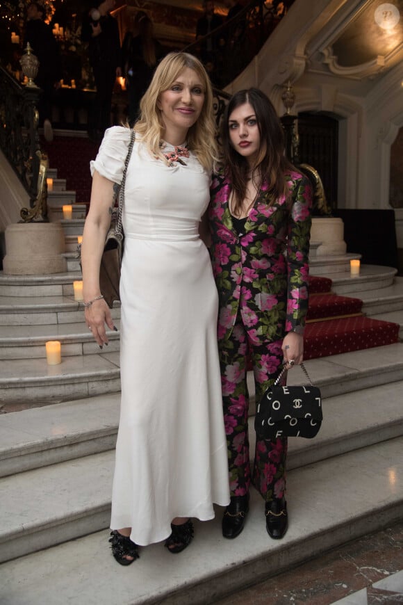 Courtney Love et sa fille Frances Bean Cobain - Soirée pour les 20 ans de carrière du mannequin MariaCarla Boscono à l'Hotel Marois pendant la fashion week à Paris le 29 septembre 2017 