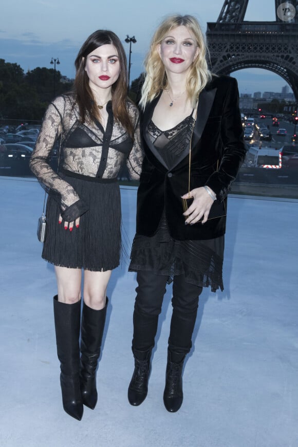 Ronin Walker Cobain Hawk est né le 28 septembre 2024 à la surprise générale pusique ses parents n'ont jamais annoncé la grossesse de sa maman.
Courtney Love et sa fille Frances Bean Cobain au défilé de mode printemps-été 2018 "Saint Laurent" à la Fontaine du Trocadéro à Paris. Le 26 septembre 2017 © Olivier Borde / Bestimage 