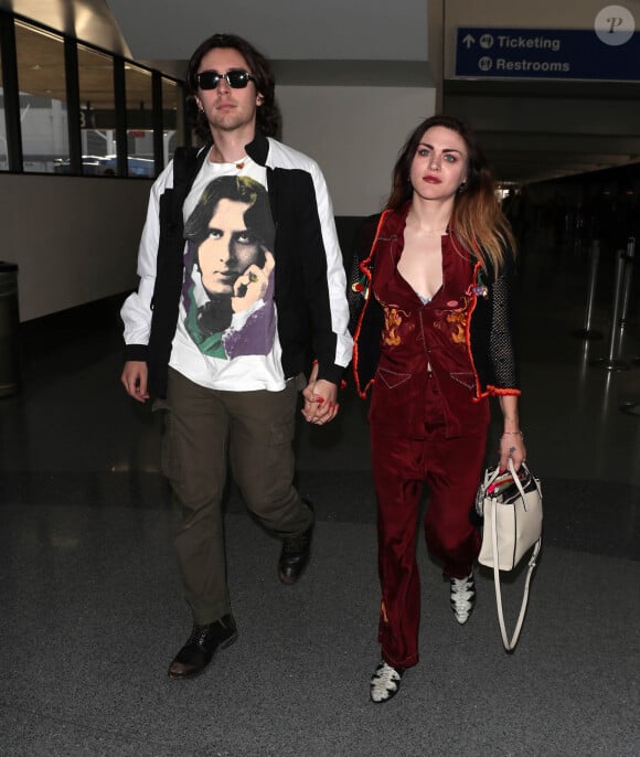 Frances Bean Cobain (fille de Kurt Cobain et de Courtney Love) et son ex Matthew Cook arrivent à l'aéroport de Los Angeles (LAX) le 9 février 2018. 