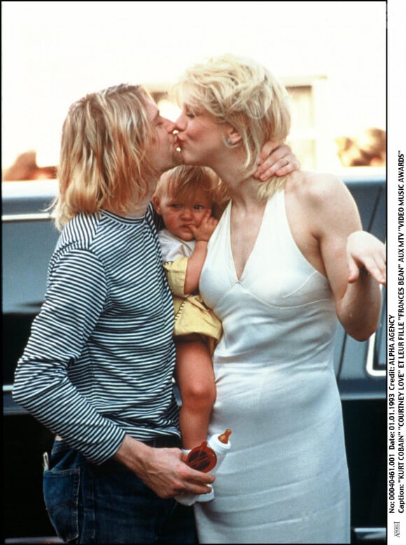 Avec deux grand-père aussi célèbres, nul doute que le bébé aura de quoi être inspiré pour son avenir.
Kurt Cobain, Courtney Love et Frances Bean Cobain.