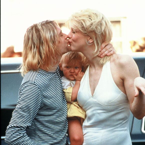 Avec deux grand-père aussi célèbres, nul doute que le bébé aura de quoi être inspiré pour son avenir.
Kurt Cobain, Courtney Love et Frances Bean Cobain.