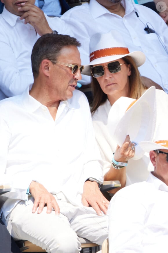 Julien Courbet et sa femme Catherine en tribunes lors des Internationaux de France de tennis de Roland Garros 2023, à Paris, France, le 6 juin 2023. © Jacovides-Moreau/Bestimage